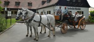 Aussenansicht_mit_Kutsche