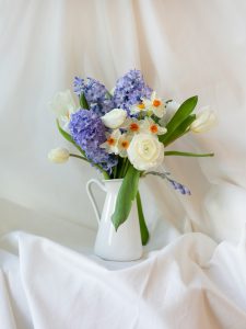 Photo by Evie Fjord white and purple flower bouquet in white ceramic vase