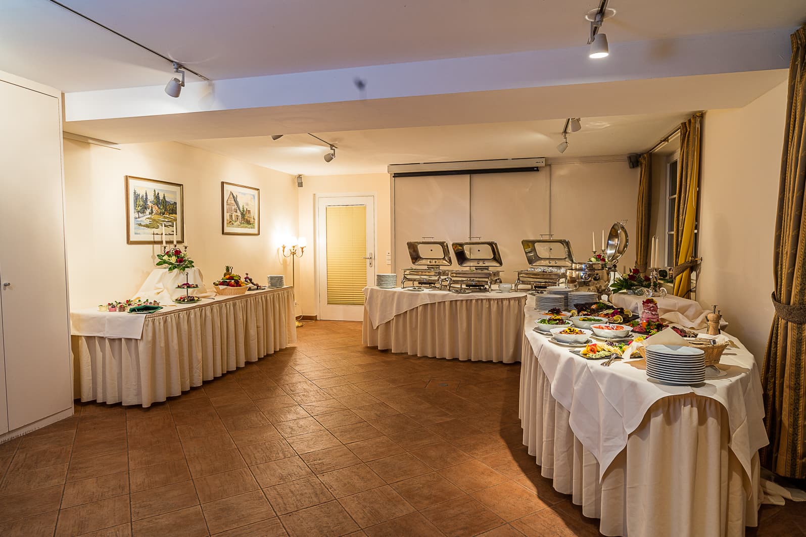 Kaminzimmer mit Buffet