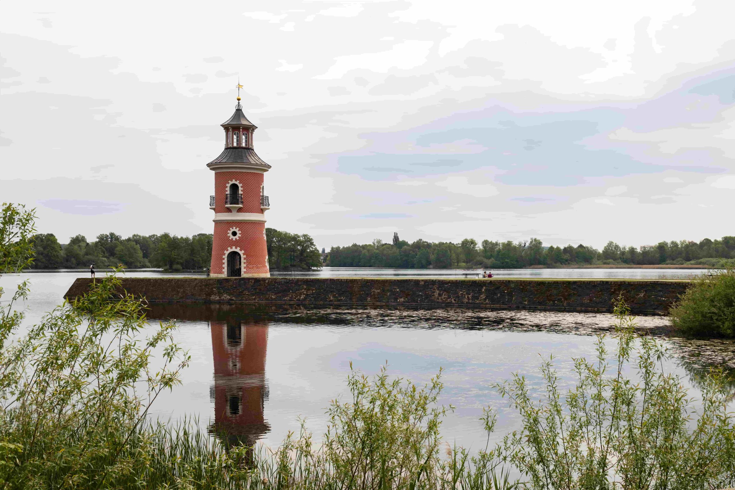 Leuchtturm Moritzburg – Spiegelung am Hafenbecken Leuchtturm Moritzburg am Hafen des Fasanenschlösschens mit Spiegelung im Wasser, Uferbewuchs im Vordergrund